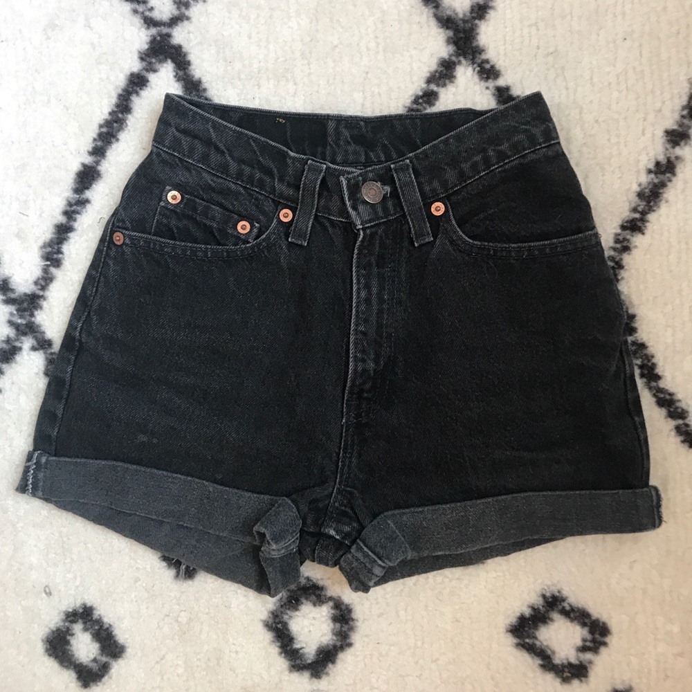 HIGH WASTED LEVI SHORTS